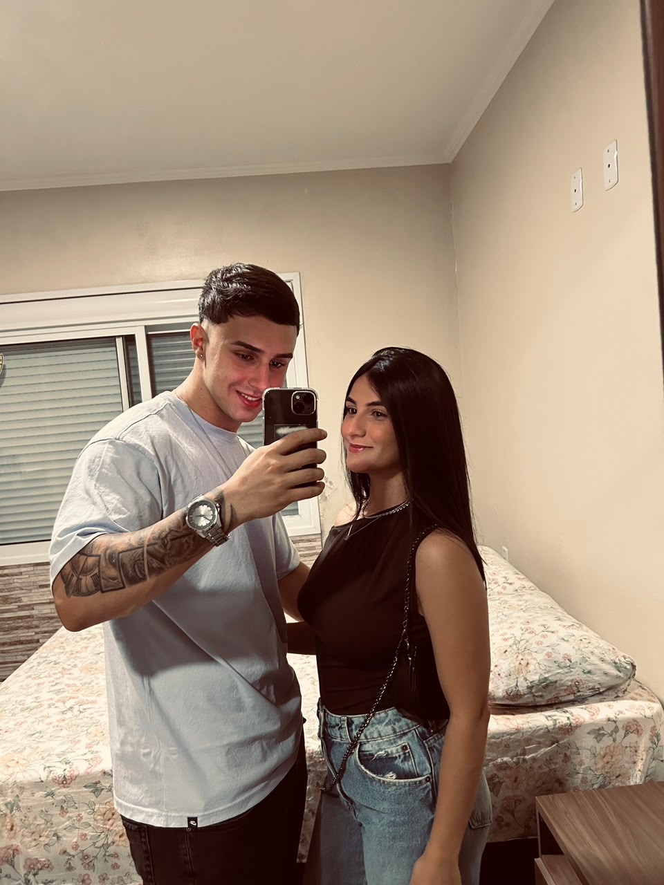 Vitor e Rafaela arrumados em frente ao espelho